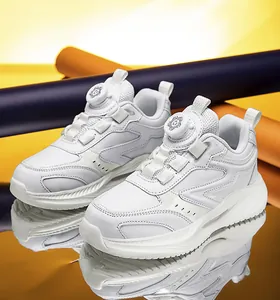 Nahaufnahme weißer Kinderschuhe mit atmungsaktivem Mesh und bequemem Drehverschluss