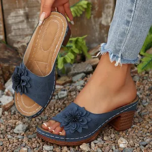 Marineblaue Keilsandaletten mit elegantem 3D-Blumendetail und Lasercut-Mustern.