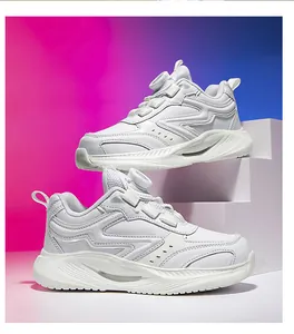Nahaufnahme weißer Kindersneaker mit atmungsaktivem Mesh und Drehverschluss-System.