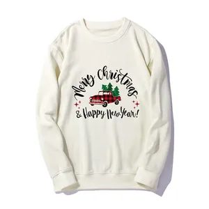 Witte kerst-sweater met een rode ruitjesauto en een grafisch ontwerp met groene boom
