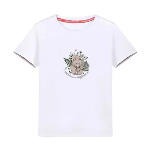 T-shirt in cotone bianco con grafica di orso e foresta e stampa a trasferimento termico.