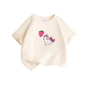 Détail d'un autocollant de transfert licorne et fraise sur un t-shirt pour enfant