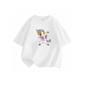 Gros plan d'un t-shirt blanc pour enfants avec un motif de licorne de dessin animé