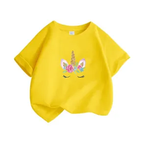 T-shirt jaune pour enfants avec imprimé licorne pailleté sur un fond blanc épuré.