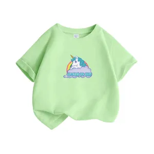 Détail du transfert thermique licorne et arc-en-ciel sur un T-shirt enfant vert clair