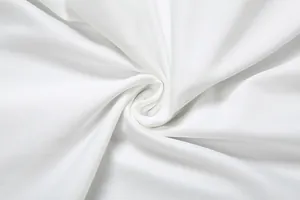 Gros plan de la texture du tissu en sergé blanc avec des drapés doux pour robe