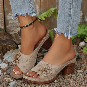 Elegante beige Keilsandaletten mit Blumendetail für den sommerlichen Freizeitlook