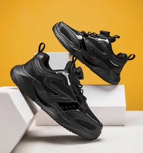Detail von schwarzen atmungsaktiven Mesh-Kinderschuhen mit innovativem Drehverschluss.