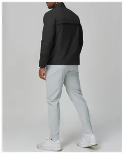 Vue arrière du coupe-vent noir pour homme à col montant pour la course et le fitness