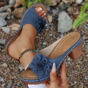 Stilvolle blaue Keilsandalen für Damen mit dekorativer Blume und bequemem offenem Zehendesign.
