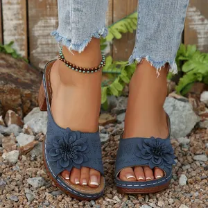 Dunkelblaue Keilsandalen für Damen mit großen dekorativen Blumen und offenem Zehendesign