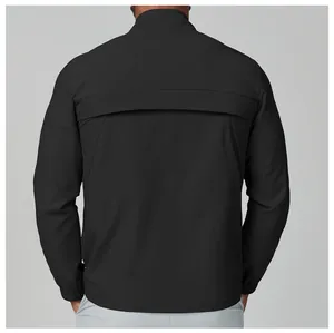 Vue arrière détaillée d'une veste de sport noire coupe-vent pour homme à col montant