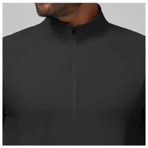Détail de la fermeture éclair et du col montant d'une veste de sport noire pour homme