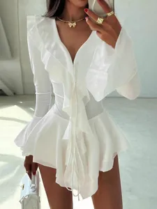 Élégante robe courte blanche avec col en V, détails volantés et manches cloches chic