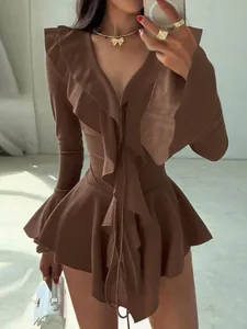 Robe marron élégante à col en V avec des volants raffinés et des manches cloche pour femme