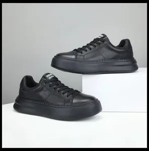 Κοντινό πλάνο premium μαύρων δερμάτινων sneakers με χοντρές σόλες και λεπτή υφή.