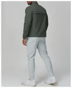 Vue arrière d'une veste de sport coupe-vent vert olive pour homme avec col montant pour gym