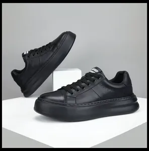 Πλαϊνή όψη ανδρικών μαύρων δερμάτινων sneakers με σόλα πλατφόρμα σε λευκούς κύβους