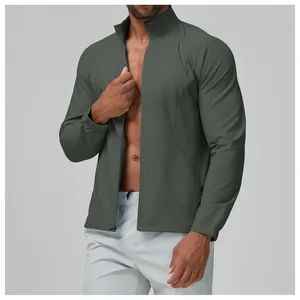 Détail de la veste de sport pour hommes avec col montant et fermeture éclair verte