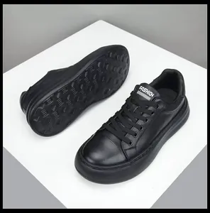 Κομψά ανδρικά μαύρα δερμάτινα sneakers με πλατφόρμα και μια ανθεκτική χοντρή σόλα.