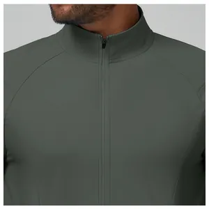 Détail d'une veste de sport pour hommes avec col montant, fermeture éclair et manches raglan.