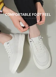 Nahaufnahme der weißen Rindsleder-Sneaker für Herren mit Komfort und dicker Sohletechnologie