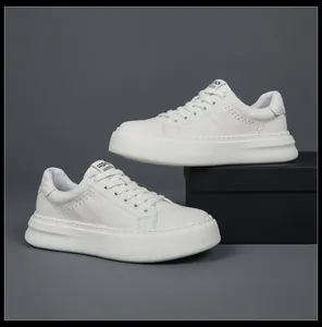 Κοντινό πλάνο λευκών ανδρικών δερμάτινων sneakers με πλατφόρμα και κομψές οπές αερισμού