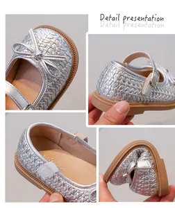 Vista dettagliata delle scarpe Mary Jane intrecciate argento per bambina con suola morbida.