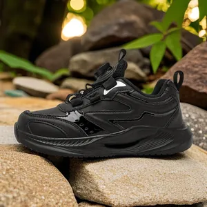 Strapazierfähige schwarze Kindersportschuhe mit Drehverschluss und atmungsaktivem Netz