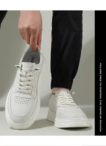 Nahaufnahme weißer Leder-Sneakers mit Plateausohle und Schnürdetails im Detail