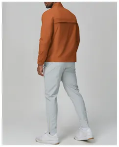 Vue arrière d'une veste de sport coupe-vent orange pour homme avec col montant