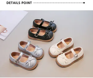 Dettaglio di scarpe Mary Jane per bambine con trama intrecciata e fiocco decorativo