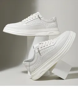 Detailansicht der hochwertigen weißen Leder-Sneaker für Herren mit Plateausohle.