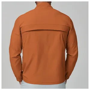 Vue arrière de la veste coupe-vent de sport orange brûlé pour hommes avec design.