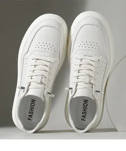 Detailansicht hochwertiger weißer Leder-Sneaker für Herren mit dicken Schaumstoffsohlen