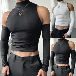 Vista detallada de camiseta corta negra para hombre con cuello alto y hombros al aire