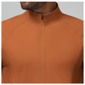 Vue détaillée d'une veste de sport pour homme avec col montant et fermeture éclair.