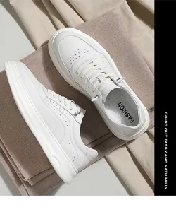 Hochwertige weiße Leder-Sneaker für Herren mit dicker Sohle auf strukturiertem Stoff.