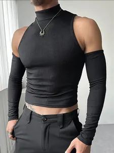 Top sexy de hombre negro acanalado con cuello alto y cortes en hombros descubiertos