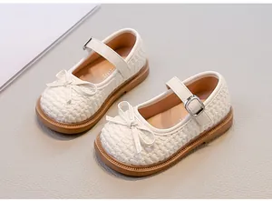 Dettaglio delle scarpe Mary Jane panna per bambina con trama intrecciata e fiocco
