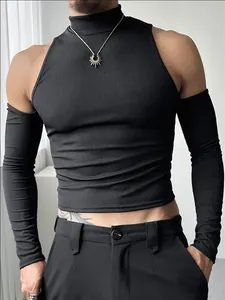 Vista detallada de la camiseta acanalada negra para hombre con cuello alto y hombros caídos