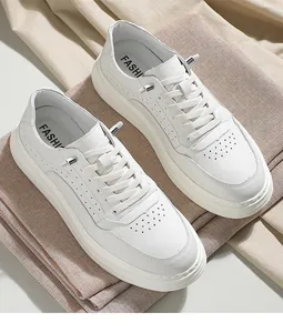 Detailansicht der weißen Herren-Sneaker aus echtem Leder mit Plateausohle und Schaumstoff