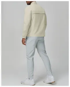 Vue arrière professionnelle d'une veste beige pour hommes à col montant pour le sport et le fitness