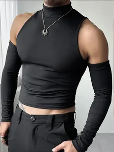Vista detallada de camiseta negra ajustada con cuello alto y mangas desmontables