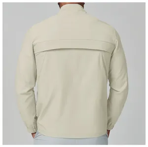 Vue arrière d'un coupe-vent beige clair pour hommes avec détail de rabat ventilé