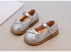 Vista dettagliata delle scarpe Mary Jane argento per bambine con fiocco decorativo