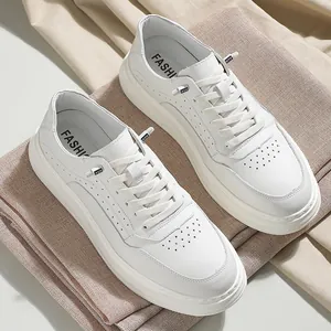Premium Herren Sneaker aus weißem Leder mit dicker Sohle und Schnürung, elegant.