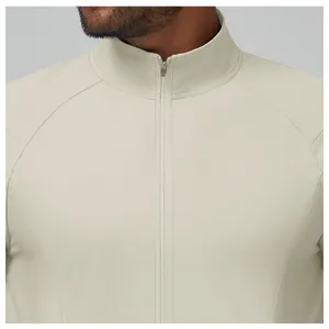 Vue détaillée de la fermeture éclair et du col montant d'une veste de sport beige pour homme