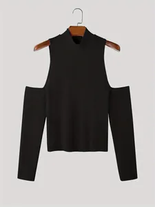 Detalle de camiseta negra de manga larga con cuello alto y hombros descubiertos.
