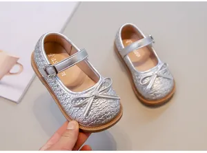 Vista dettagliata delle ballerine Mary Jane argento per bambina con fiocco e trama intrecciata